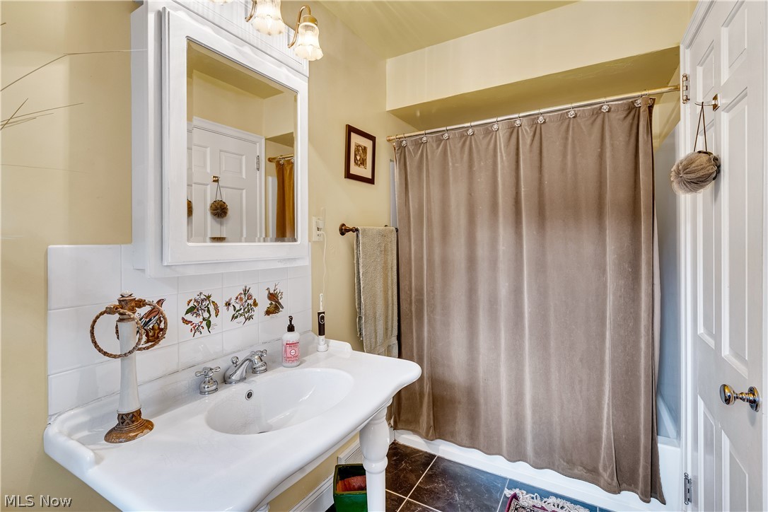4129 Oak Knoll Drive Youngstown OH 44512