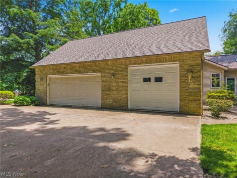 1524 Whittier Street NE Canton OH 44721