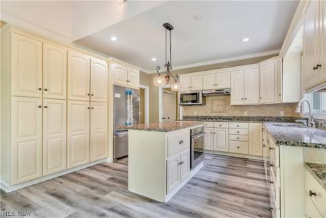 3790 Woodleigh Avenue NW Canton OH 44718