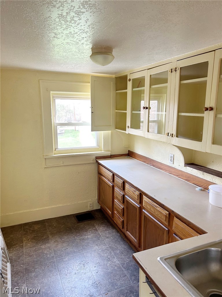 6813 Superior Road SE Uhrichsville OH 44683
