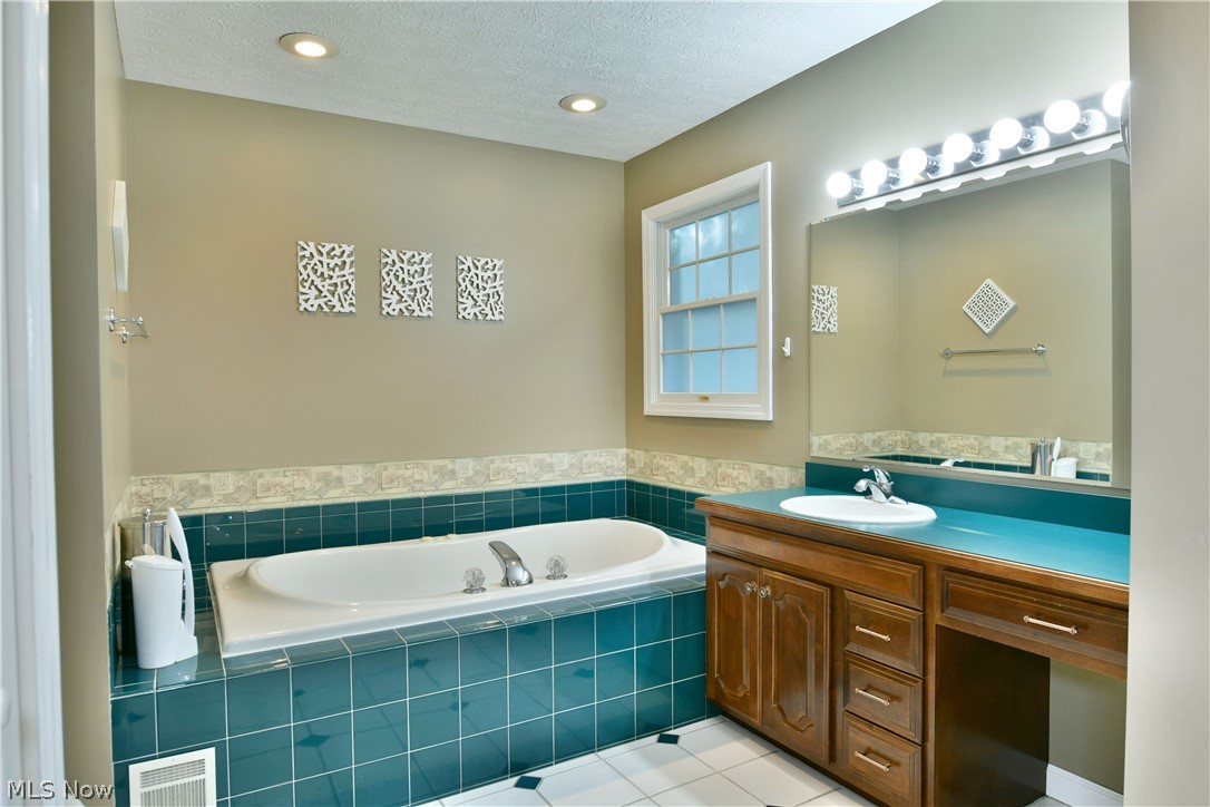 19 Spring Creek Drive Cortland OH 44410