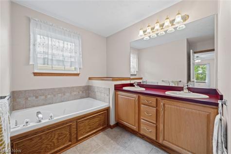 5410 Peachtree Lane N Parma OH 44134