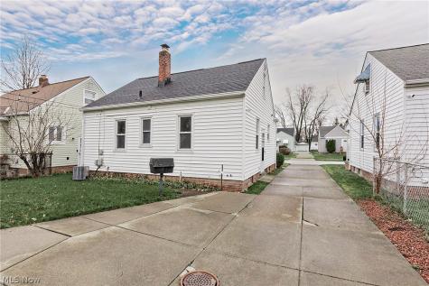 25370 Drakefield Avenue Euclid OH 44132