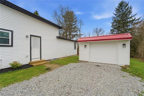 13829 Carlton Street Burton OH 44021