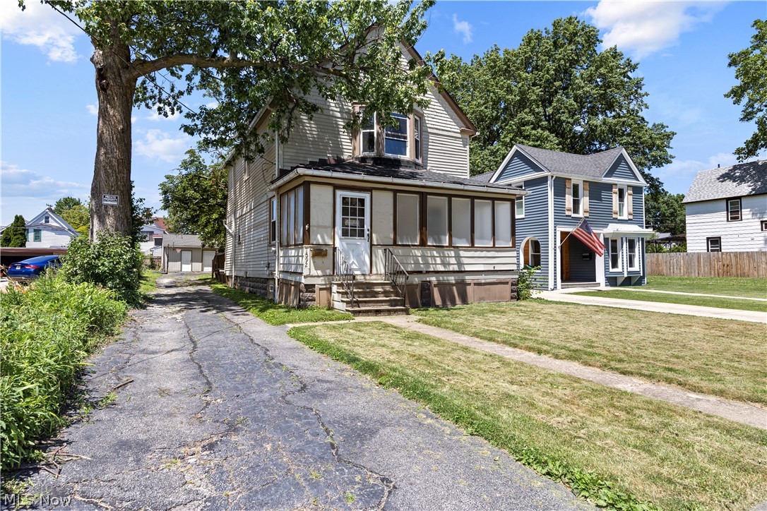 1592 Newman Avenue Lakewood OH 44107