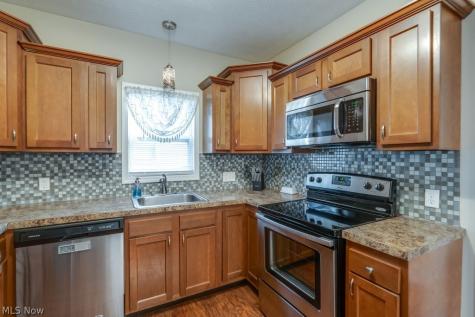 77 Devonshire Drive Akron OH 44312