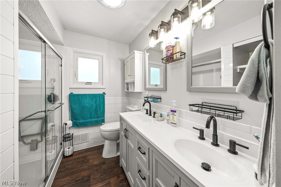 718 Starlight Drive Seven Hills OH 44131