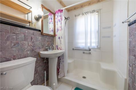 586 Lindell Street Akron OH 44305