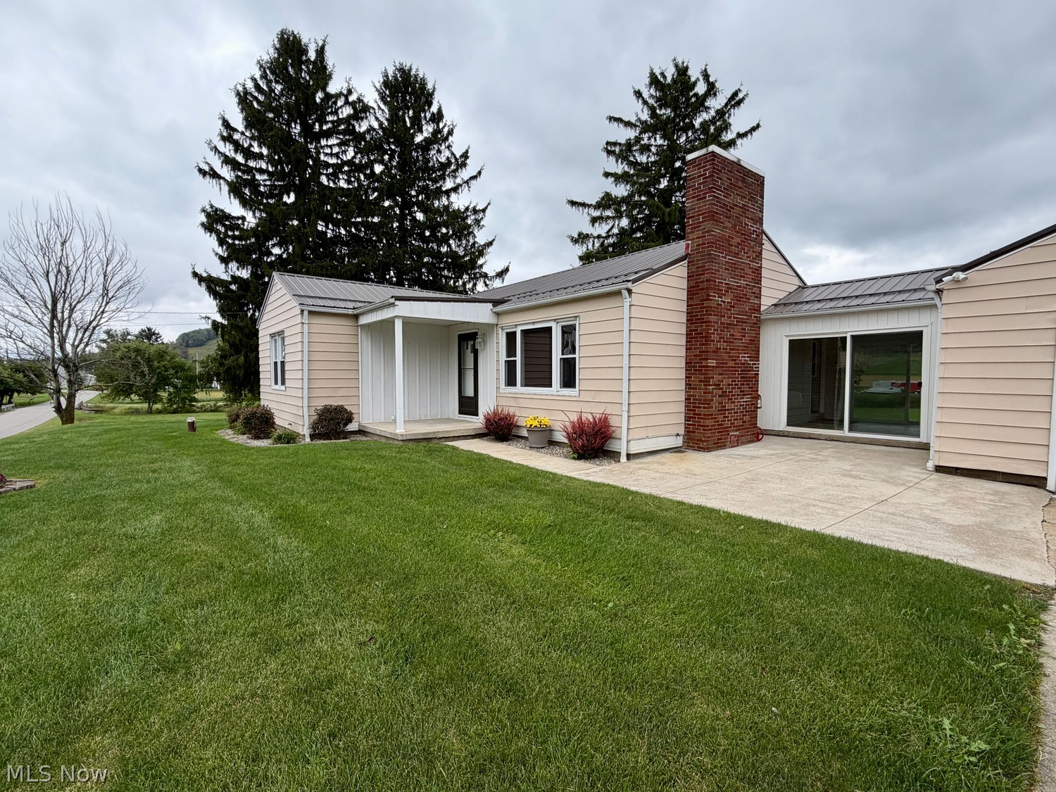 1961 Possum Hollow Road SE New Philadelphia OH 44663