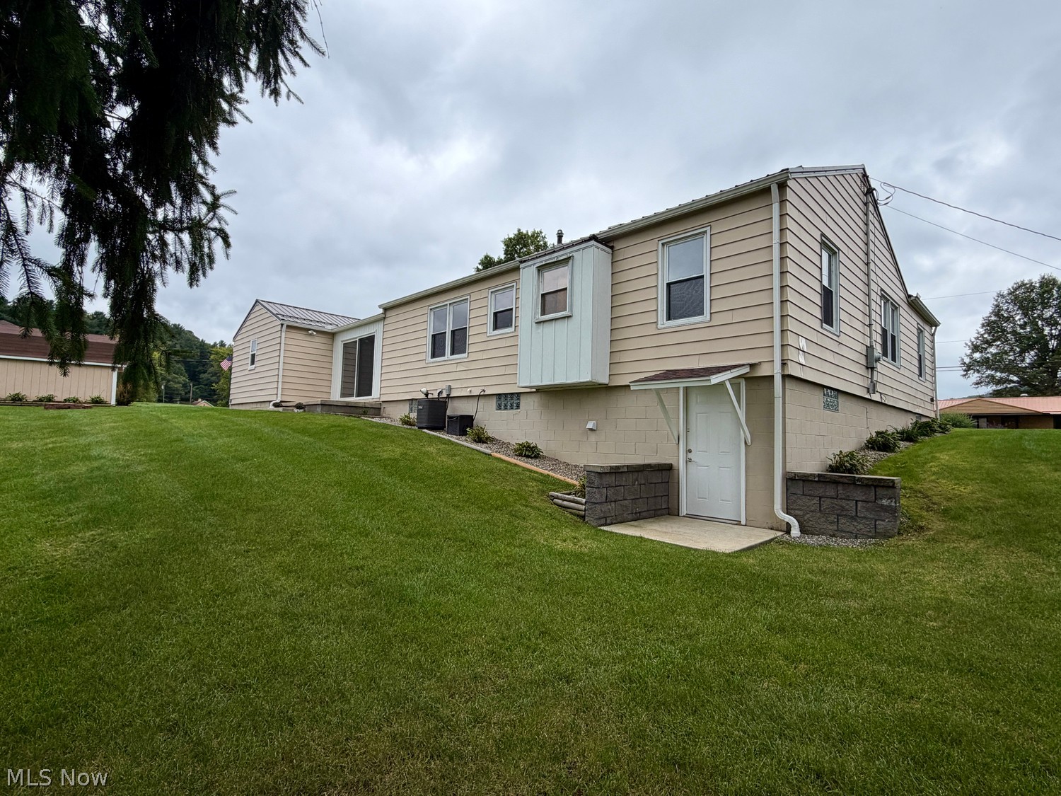 1961 Possum Hollow Road SE New Philadelphia OH 44663