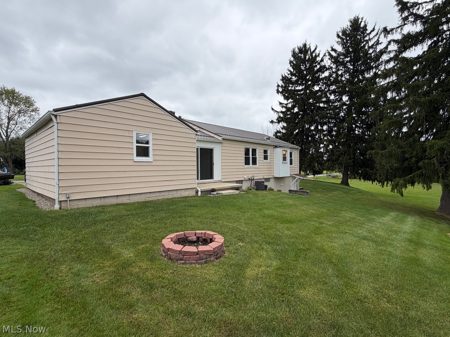 1961 Possum Hollow Road SE New Philadelphia OH 44663