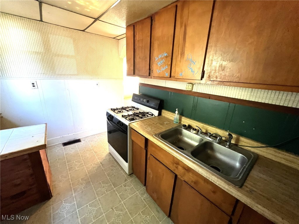 2487 Delaware Avenue Akron OH 44312