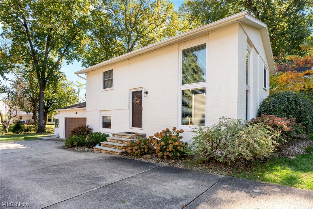 6274 Woodmoor Avenue NW Canton OH 44718
