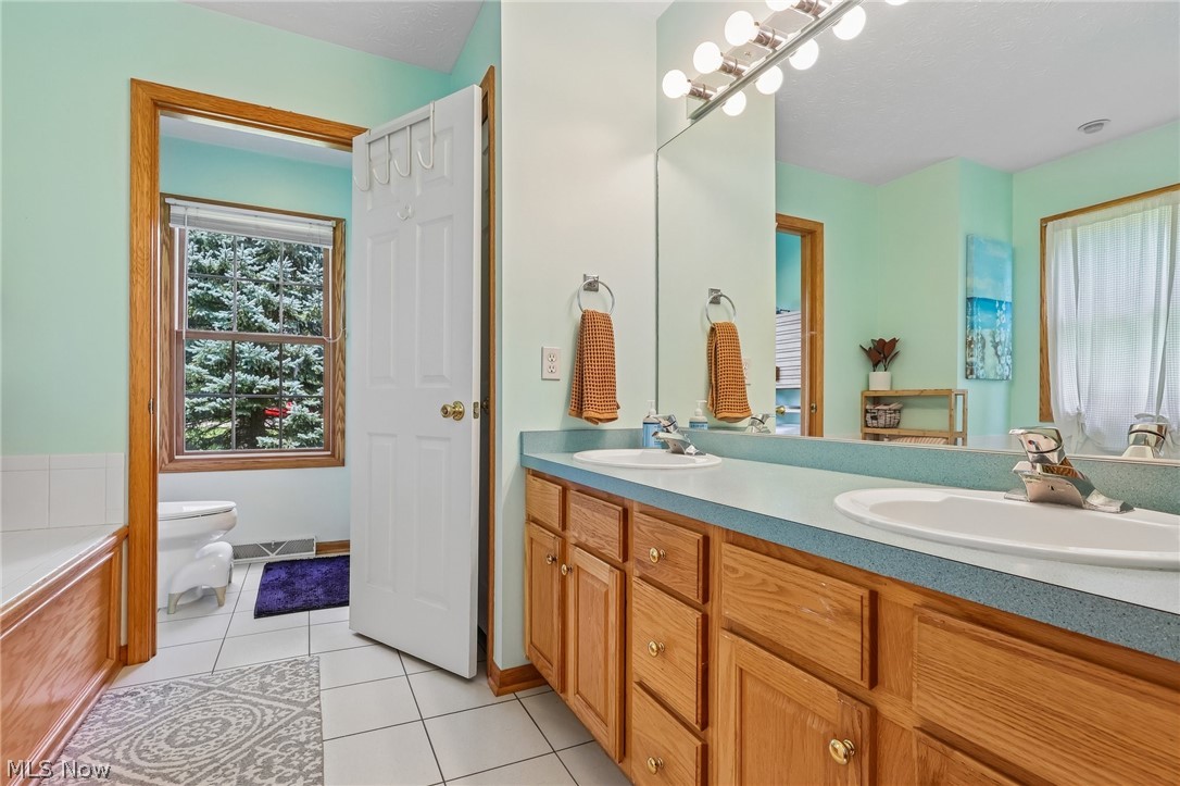 11335 Woodie Glen Drive Chardon OH 44024