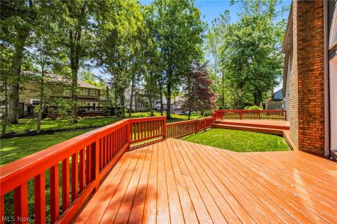 5513 Pheasants Walk Drive North Olmsted OH 44070
