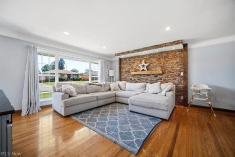 145 E Englewood Drive Seven Hills OH 44131