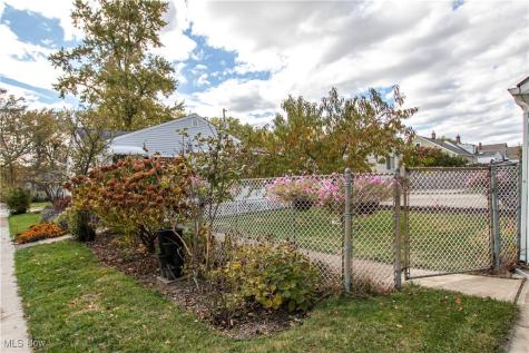 10004 Manoa Avenue Brooklyn OH 44144