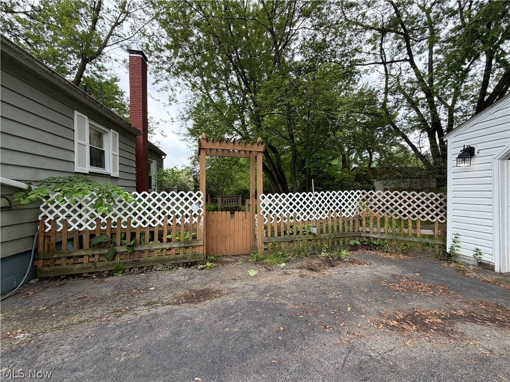 1564 Adelaide Avenue SE Warren OH 44484