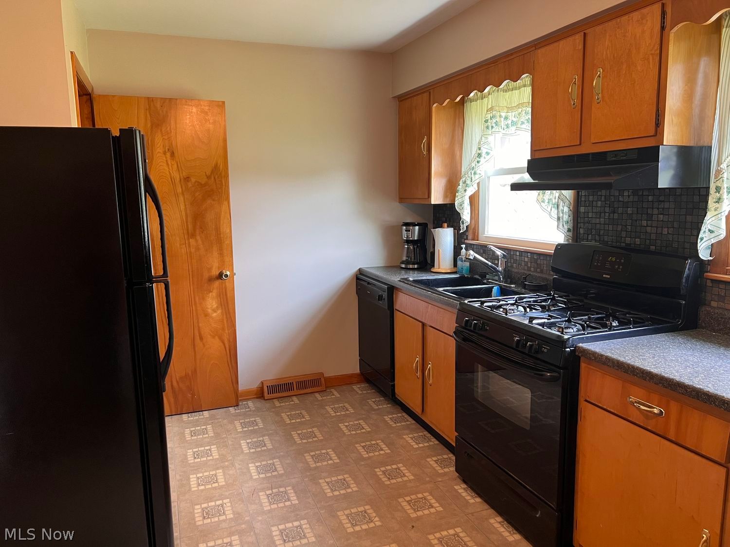 218 Courtland Street Elyria OH 44035