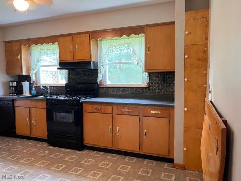218 Courtland Street Elyria OH 44035