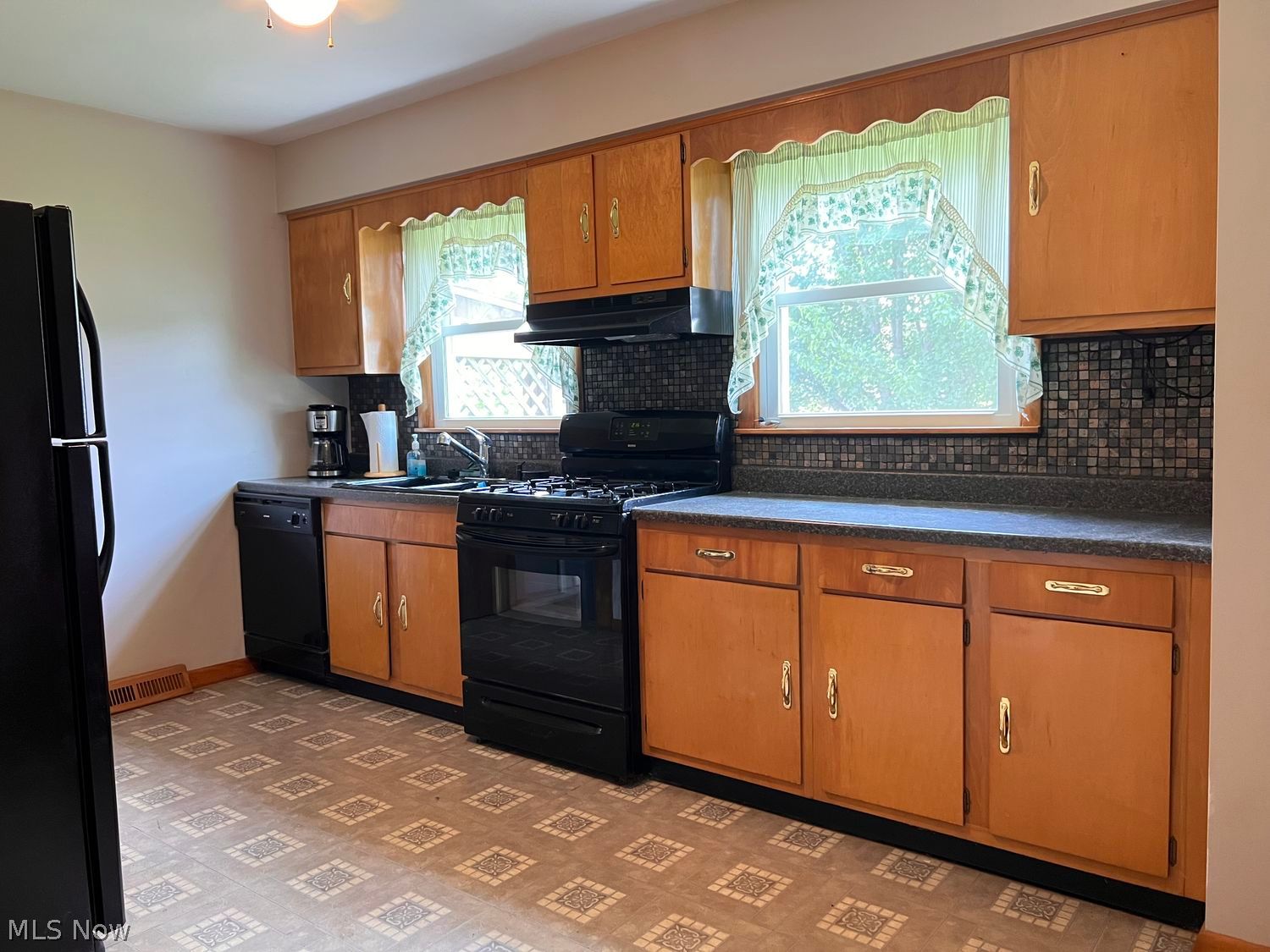 218 Courtland Street Elyria OH 44035
