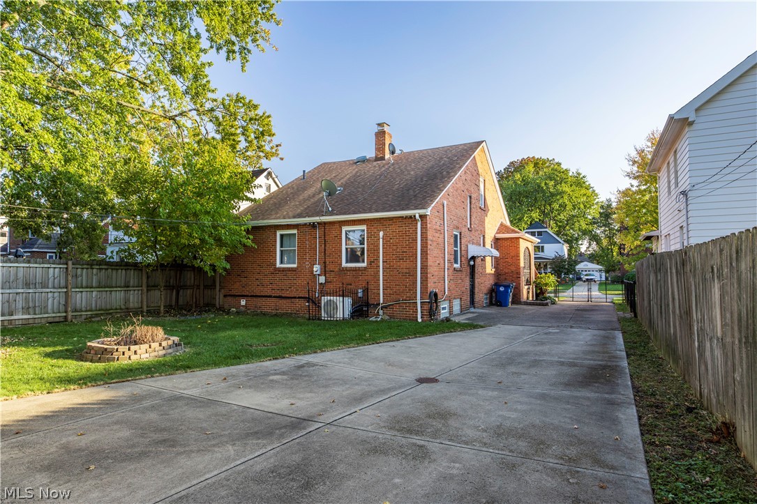 16936 Woodbury Avenue Cleveland OH 44135