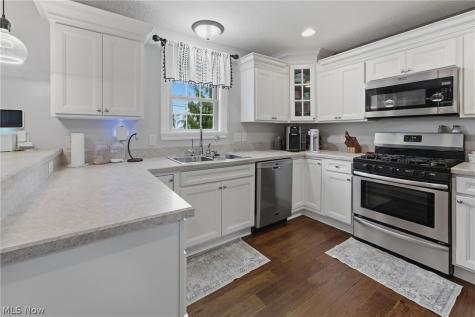 5852 Sky Ridge Avenue NE Louisville OH 44641