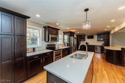 30334 Manhasset Drive Bay Village OH 44140