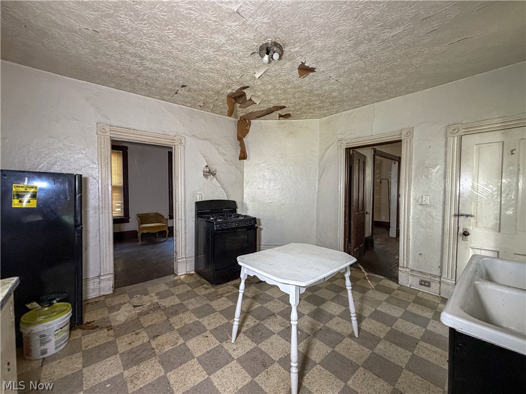 855 Adams Avenue NW Warren OH 44483