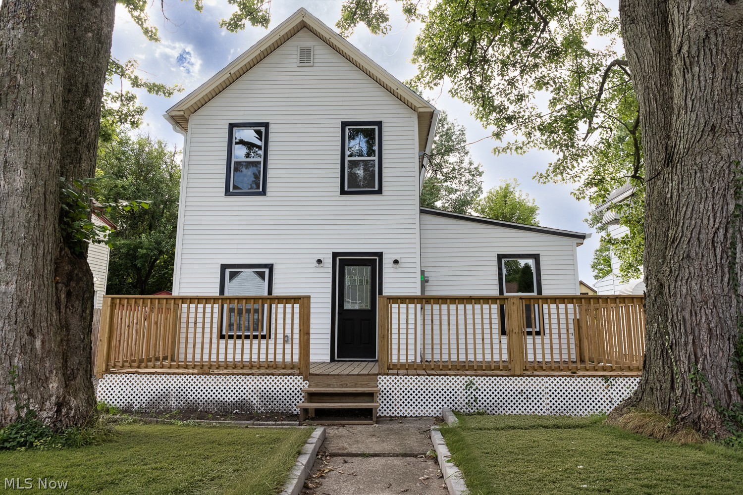 1645 Larchmont Avenue NE Warren OH 44483