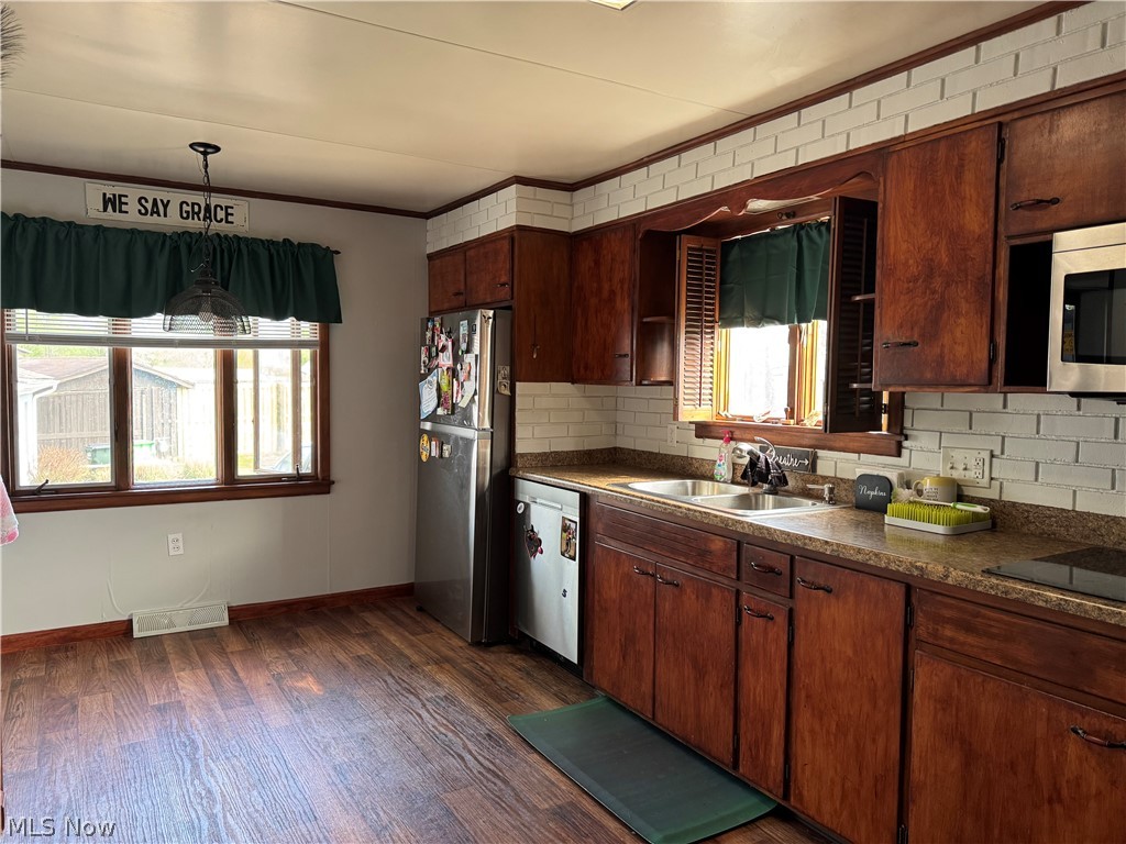 1003 Eastport Avenue Uhrichsville OH 44683
