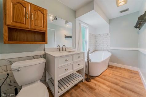 1290 Jackson Avenue Lakewood OH 44107