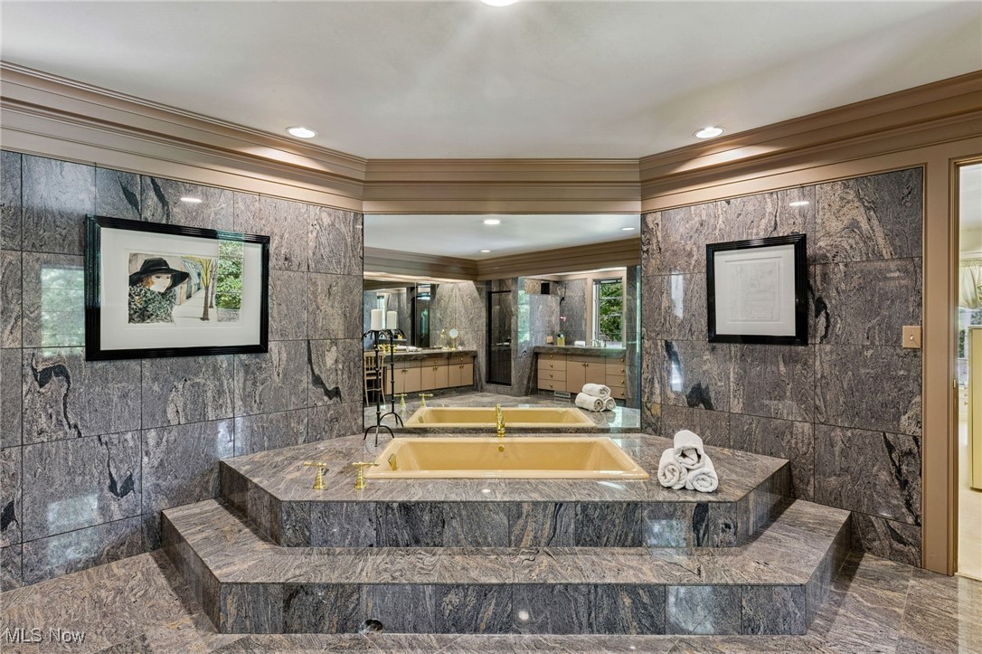 400 Hunters Hollow Drive SE Warren OH 44484
