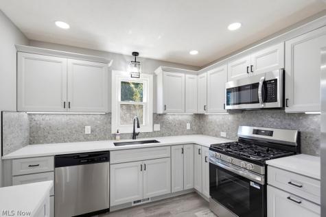 3246 E Waterloo Road Akron OH 44312