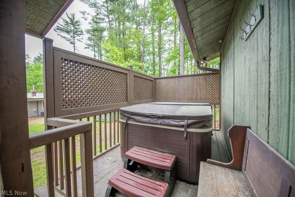 1246 Alton Drive SW Sherrodsville OH 44675