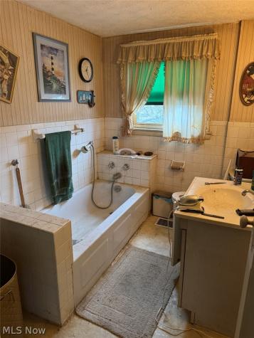 264 5th Street NE Barberton OH 44203
