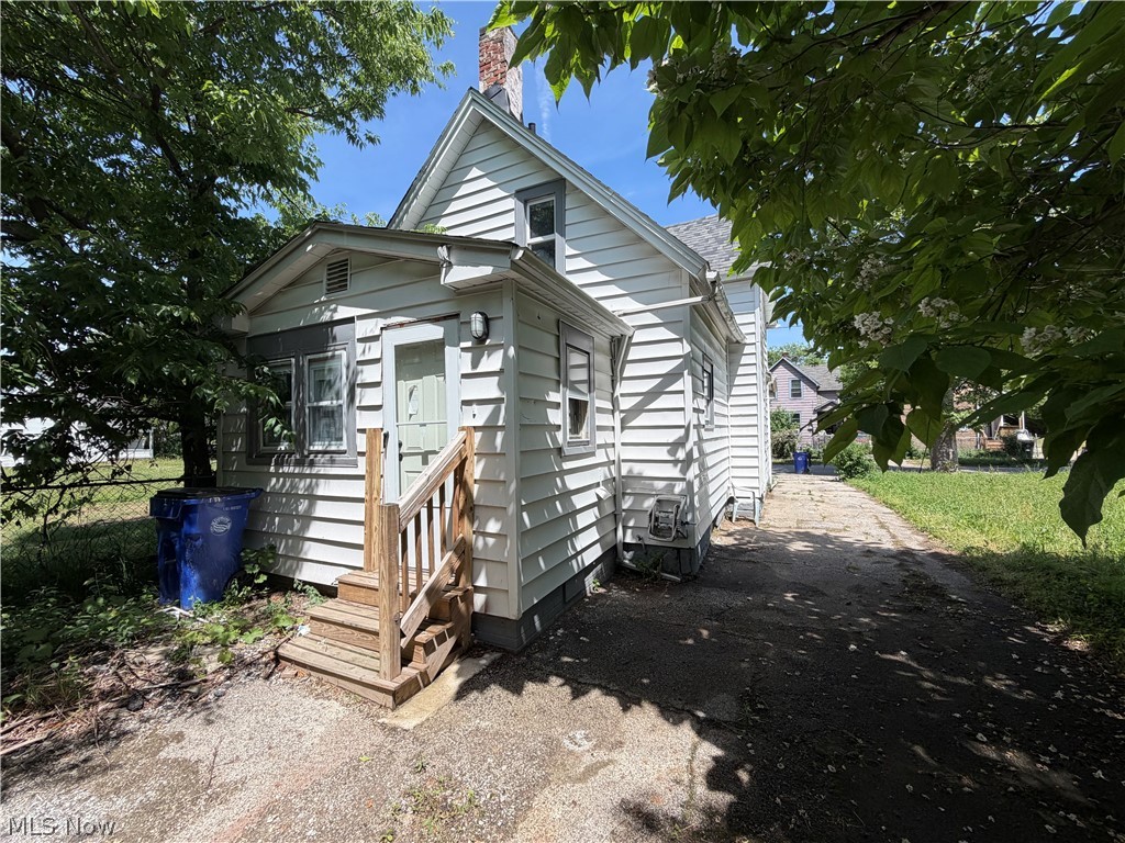 1052 E 72nd Street Cleveland OH 44103