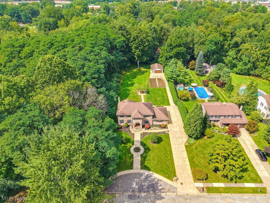 581 Maple Court Macedonia OH 44056