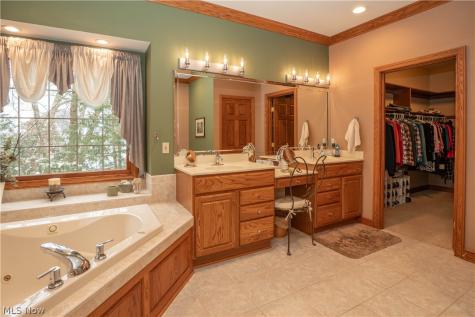 1535 Chadford Gate SE Canton OH 44709