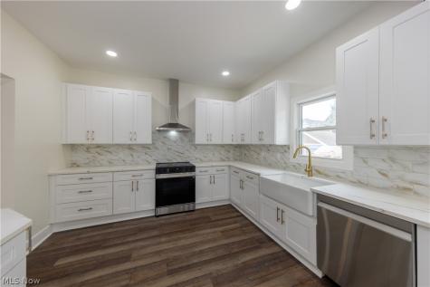 1672 Robinwood Avenue Lakewood OH 44107