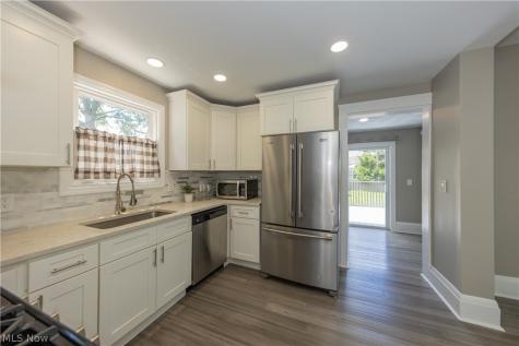 1614 Robinwood Avenue Lakewood OH 44107