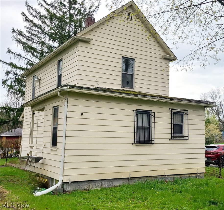 18 Whitney Avenue S Youngstown OH 44509