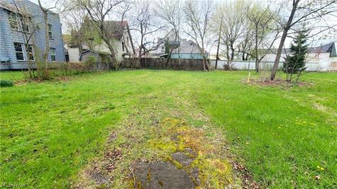 18 Whitney Avenue S Youngstown OH 44509