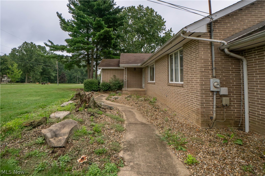 326 Airport Road NW Warren OH 44481