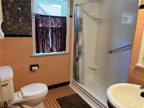 54 E 213th Street Euclid OH 44123
