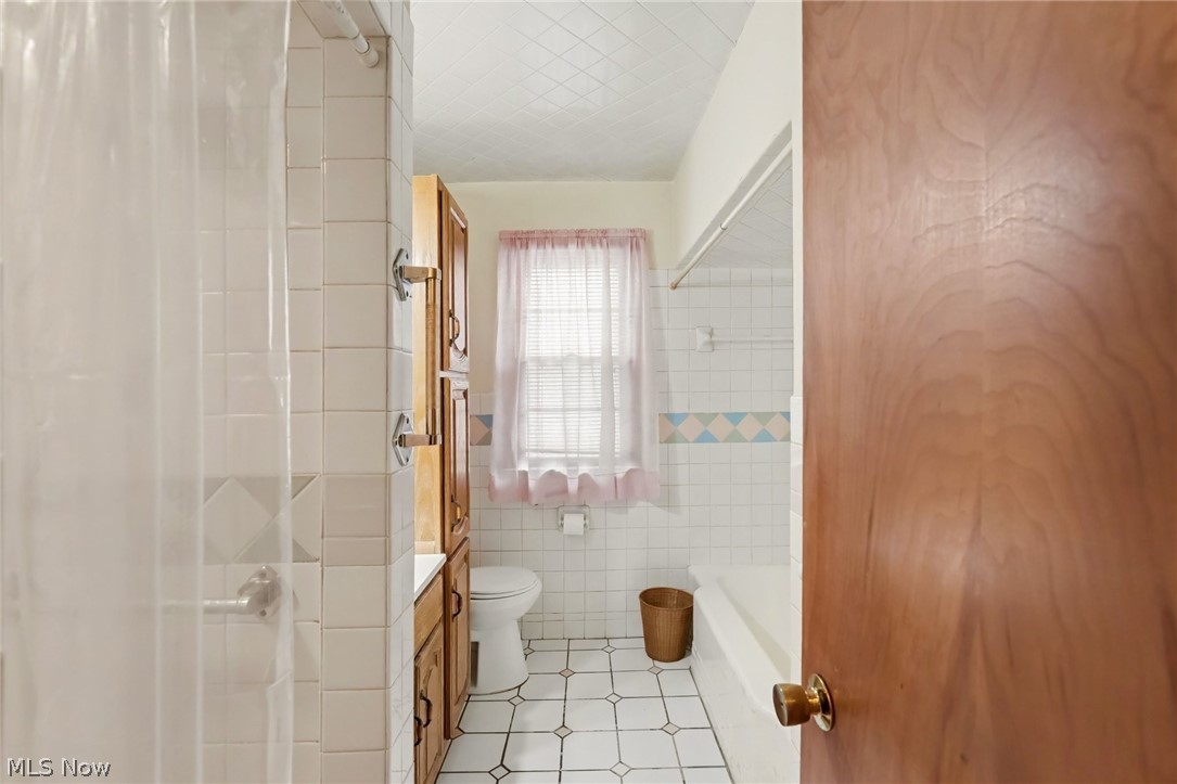 17829 Dillewood Road Cleveland OH 44119