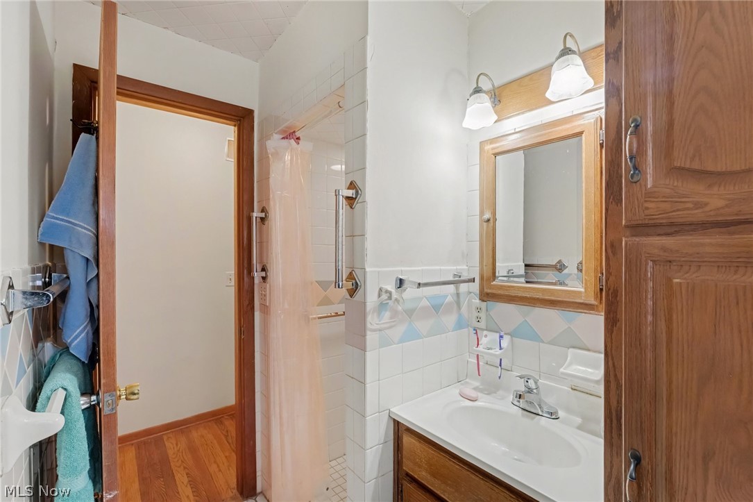 17829 Dillewood Road Cleveland OH 44119
