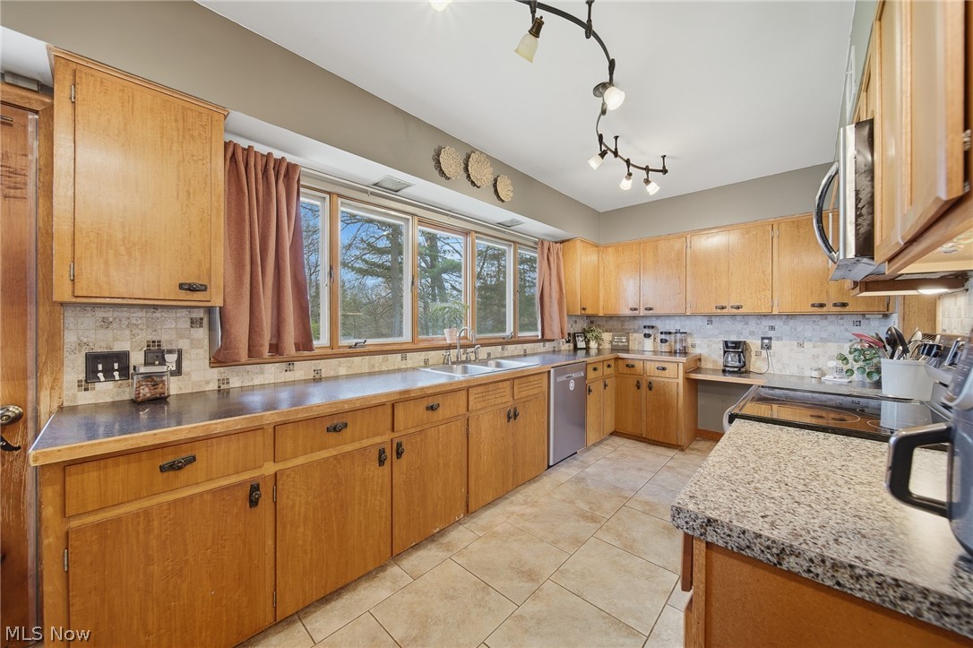 905 Mohawk Trail SW Hartville OH 44632