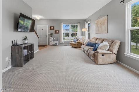 198 Gatwick Grove Circle Wadsworth OH 44281