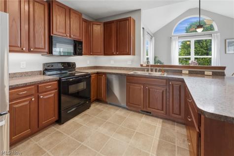 198 Gatwick Grove Circle Wadsworth OH 44281